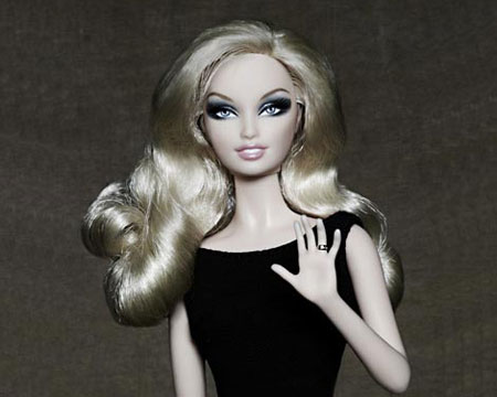 ·克拉姆版芭比娃娃问世开元棋牌试玩超模海蒂(图2) ·克拉姆版芭比娃娃问世开元棋牌试玩超模海蒂(图2)